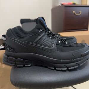 NWOT NIKE ZOOM VOMERO 5 ROAM SNEAKERS - TRIPLE BLACK - MENS SIZE 9.5 - 50% OFF